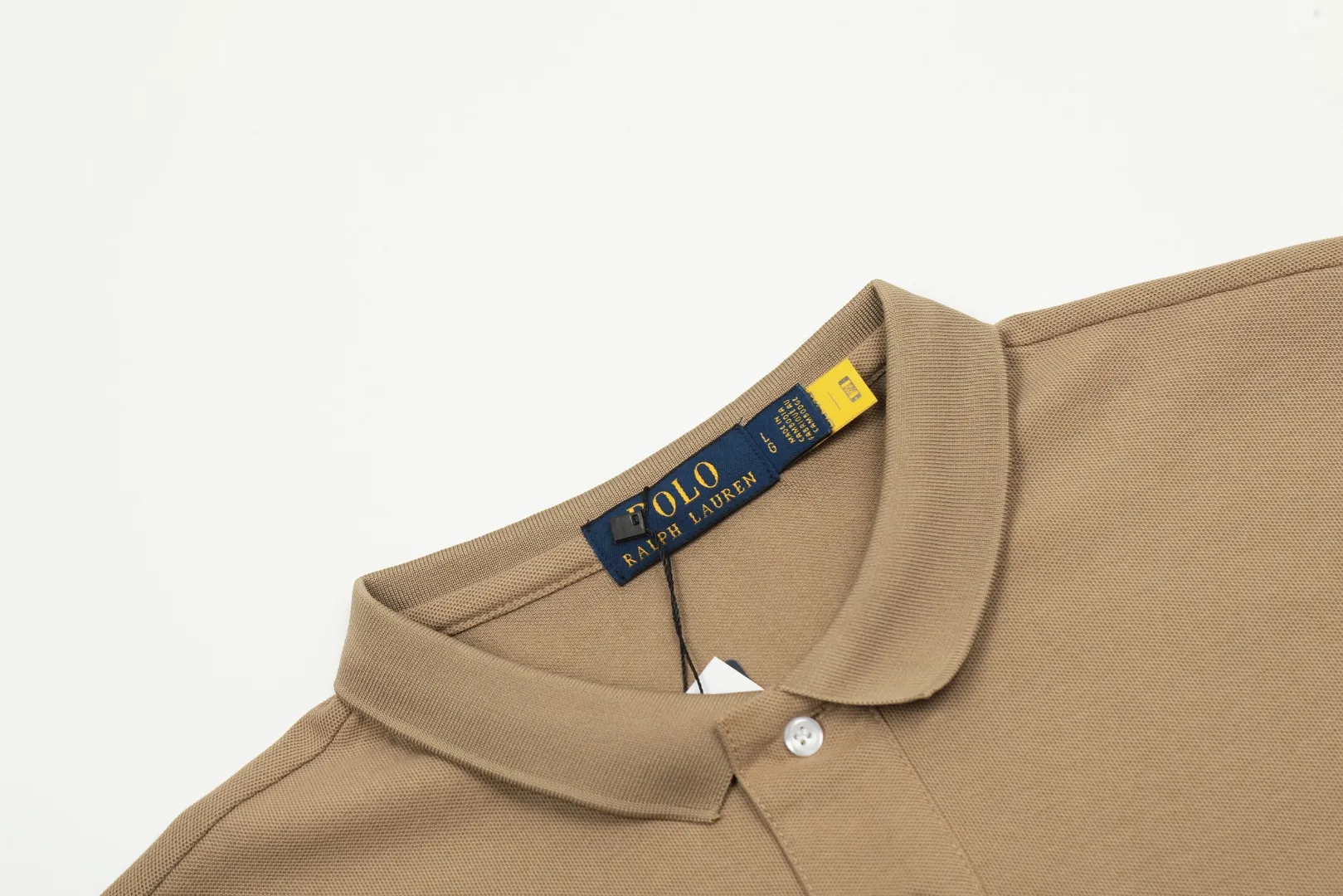 🅿️152 "Top quality" Style number: DS001# (not off the shelves all year round) [Ralph Lauren classic pony embroidered lapel POLO short sleeves] ✅Ralph Lauren Ralph Lauren classic basic versatile POLO short sleeves ✅Main supply platform live broadcast Wholesale entities will be replenished when out of stock Not removed from the shelves ✅ZP quality 1:1 version Scan the code to enter the GF website Z cabinet quality ✅Detailed quality The only one in Guangzhou Imported pique fabrics Mainly high-end, cost-effective and good quality. Needless to say, the version is restored to the original version. The maximum size can be worn up to 210 pounds. Loose, comfortable and stress-free. ✅Wear for work and life. Suitable for various occasions. A must-have recommendation for couples. Size:
